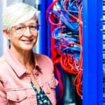 De Stap medewerker voor serverrack